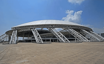 El techo del estadio en China Nantong se abre y se cierra por medio de la hidráulica